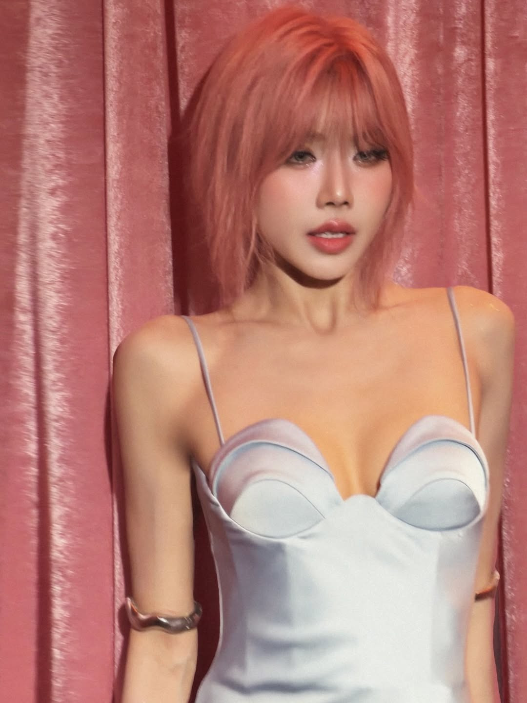 Gương mặt nhỏ, làn da mịn màng cùng ánh nhìn sắc sảo giúp nữ ca sĩ ghi điểm tuyệt đối, được nhiều khán giả nhận xét “đẹp như búp bê sống”.