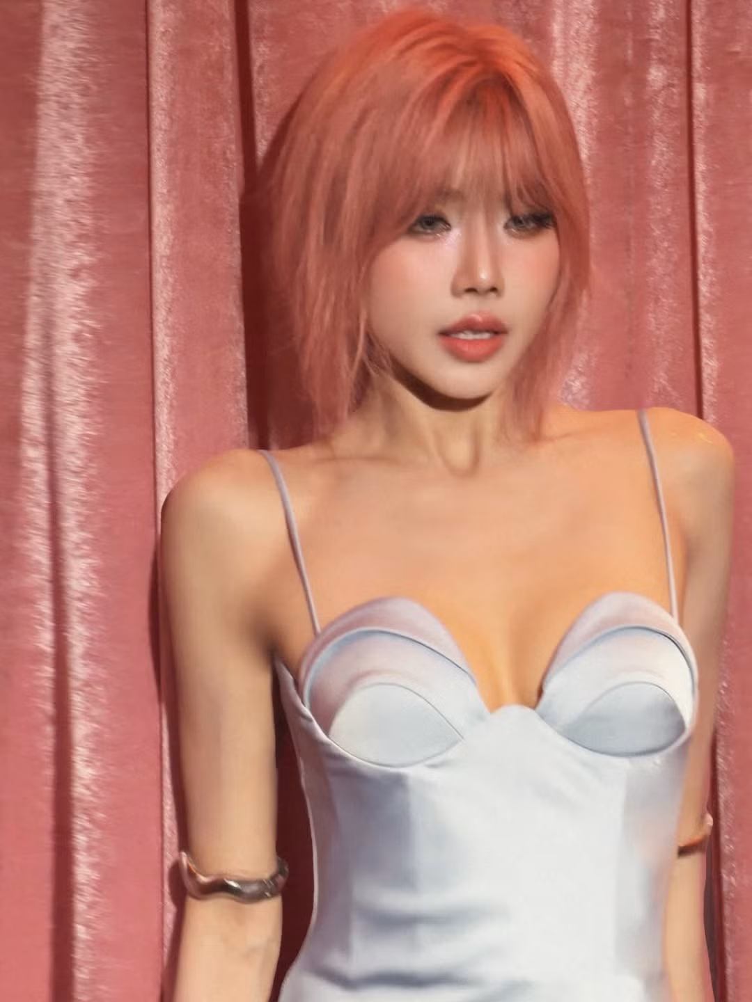 Gương mặt nhỏ, làn da mịn màng cùng ánh nhìn sắc sảo giúp nữ ca sĩ ghi điểm tuyệt đối, được nhiều khán giả nhận xét “đẹp như búp bê sống”.