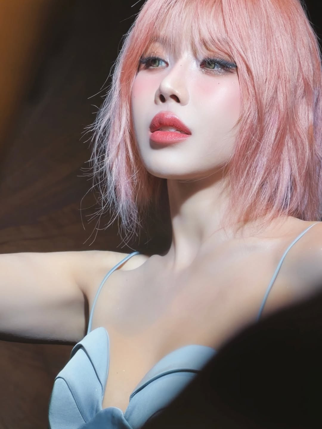 Phong cách trang điểm hiện đại, nhấn vào đôi mắt và bờ môi căng mọng càng làm nổi bật thần thái tự tin, trưởng thành.