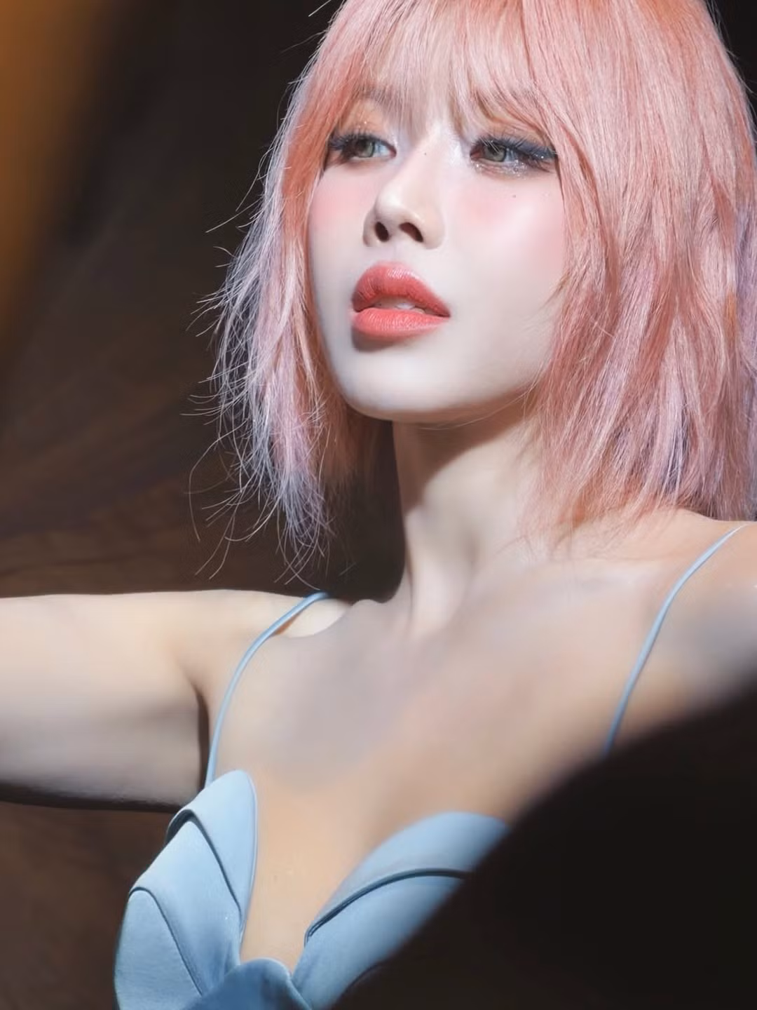 Phong cách trang điểm hiện đại, nhấn vào đôi mắt và bờ môi căng mọng càng làm nổi bật thần thái tự tin, trưởng thành.