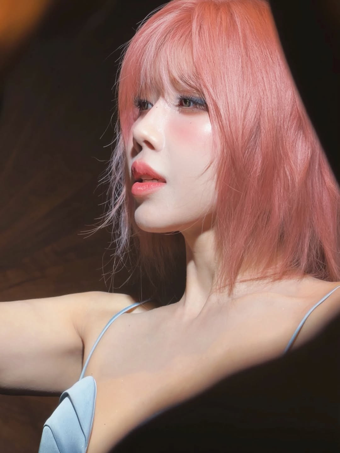 Màu tóc hồng pastel kết hợp ánh sáng tạo cảm giác vừa ngọt ngào vừa nổi loạn, mang hơi hướng thời trang quốc tế.