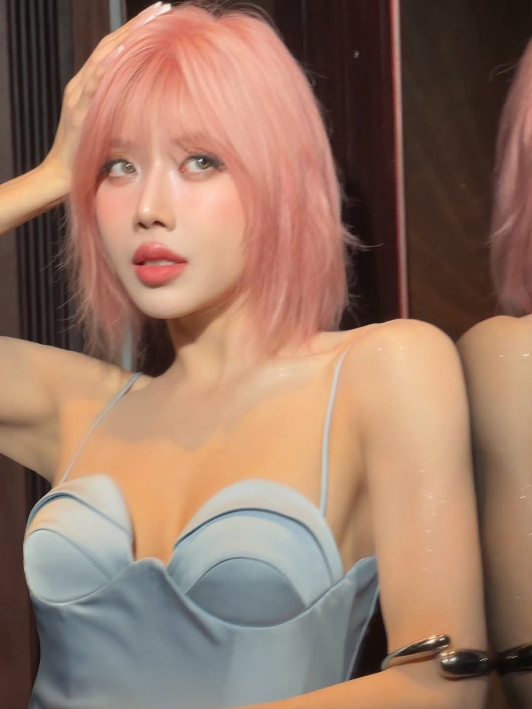 Trang Pháp xuất hiện với trang phục dáng ôm, tông màu trung tính, khoe khéo vóc dáng thon gọn và bờ vai thanh mảnh.