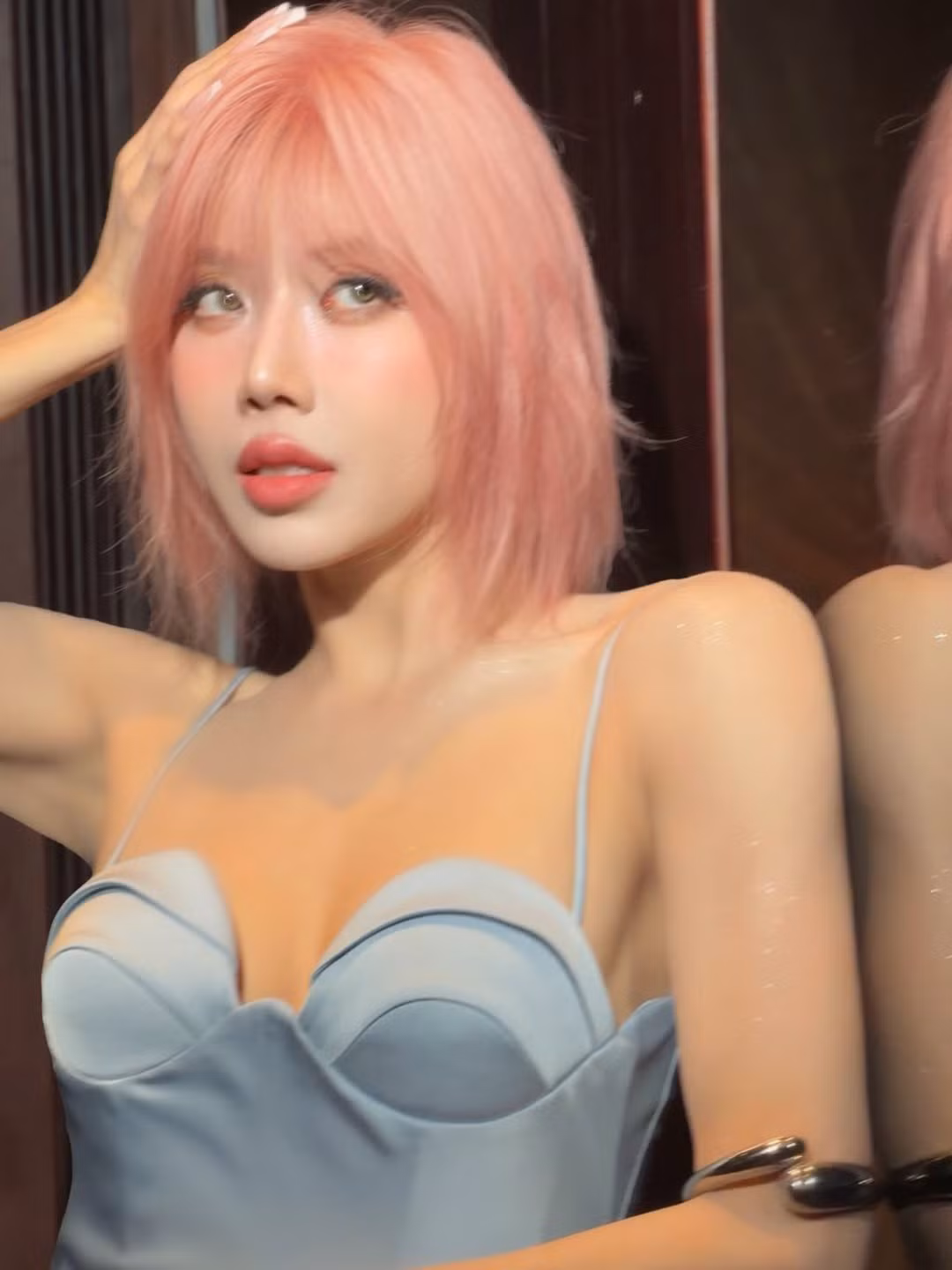 Trang Pháp xuất hiện với trang phục dáng ôm, tông màu trung tính, khoe khéo vóc dáng thon gọn và bờ vai thanh mảnh.