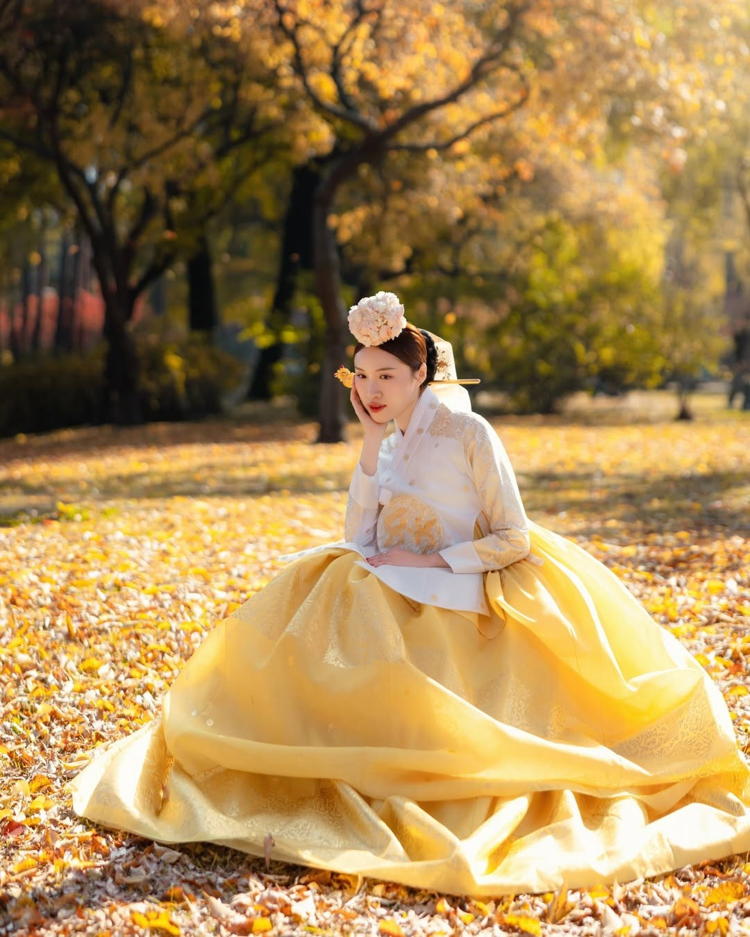 Lối trang điểm nhẹ nhàng, trong veo tôn trọn vẻ đẹp tự nhiên, tạo cảm giác vừa nền nã theo tinh thần Hanbok, vừa hiện đại đúng phong cách của một MC song ngữ nổi tiếng.