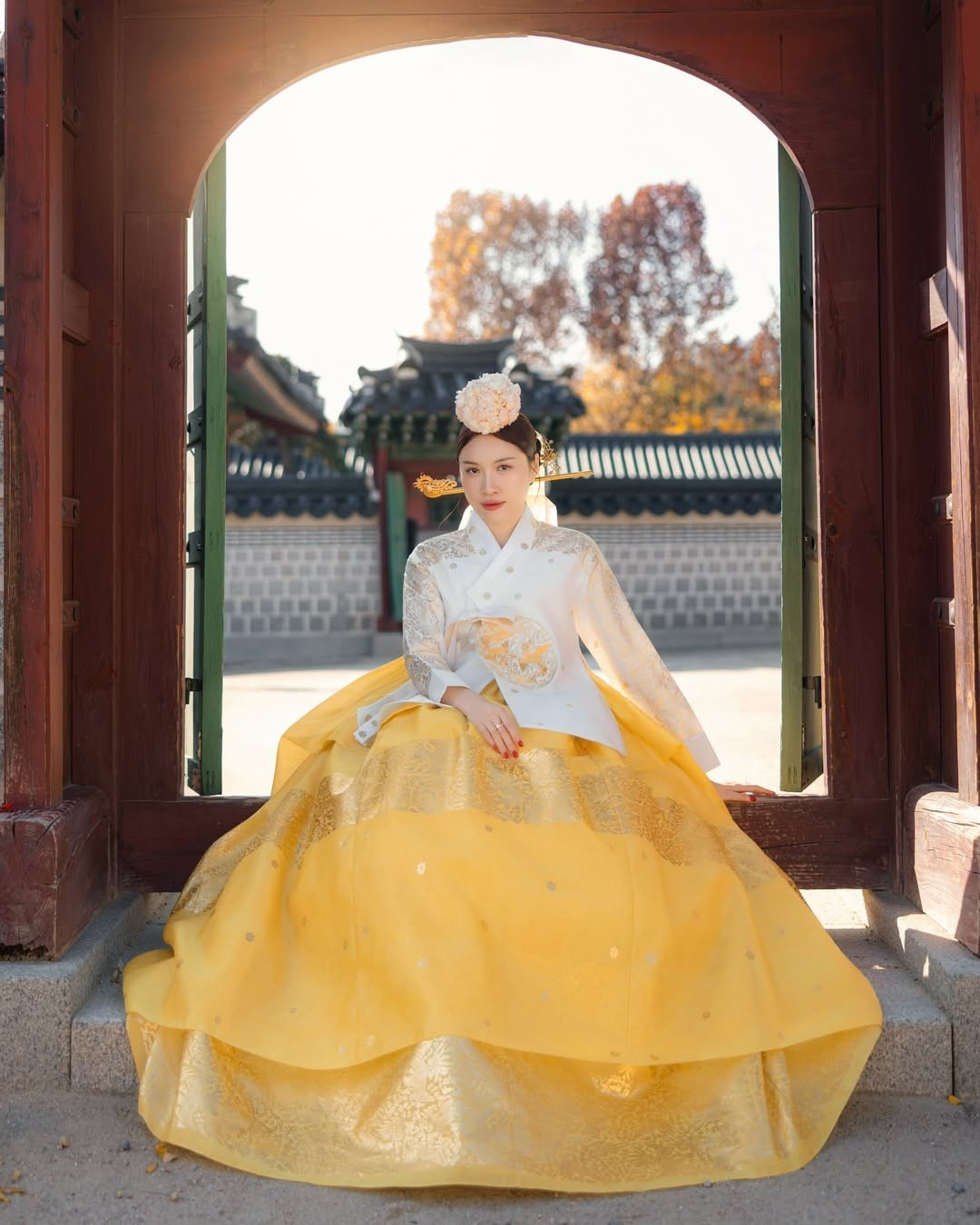 Ở những khung hình cận, gương mặt Thanh Thanh Huyền nổi bật với các đường nét mềm mại, nụ cười tươi tắn và ánh mắt rạng rỡ.