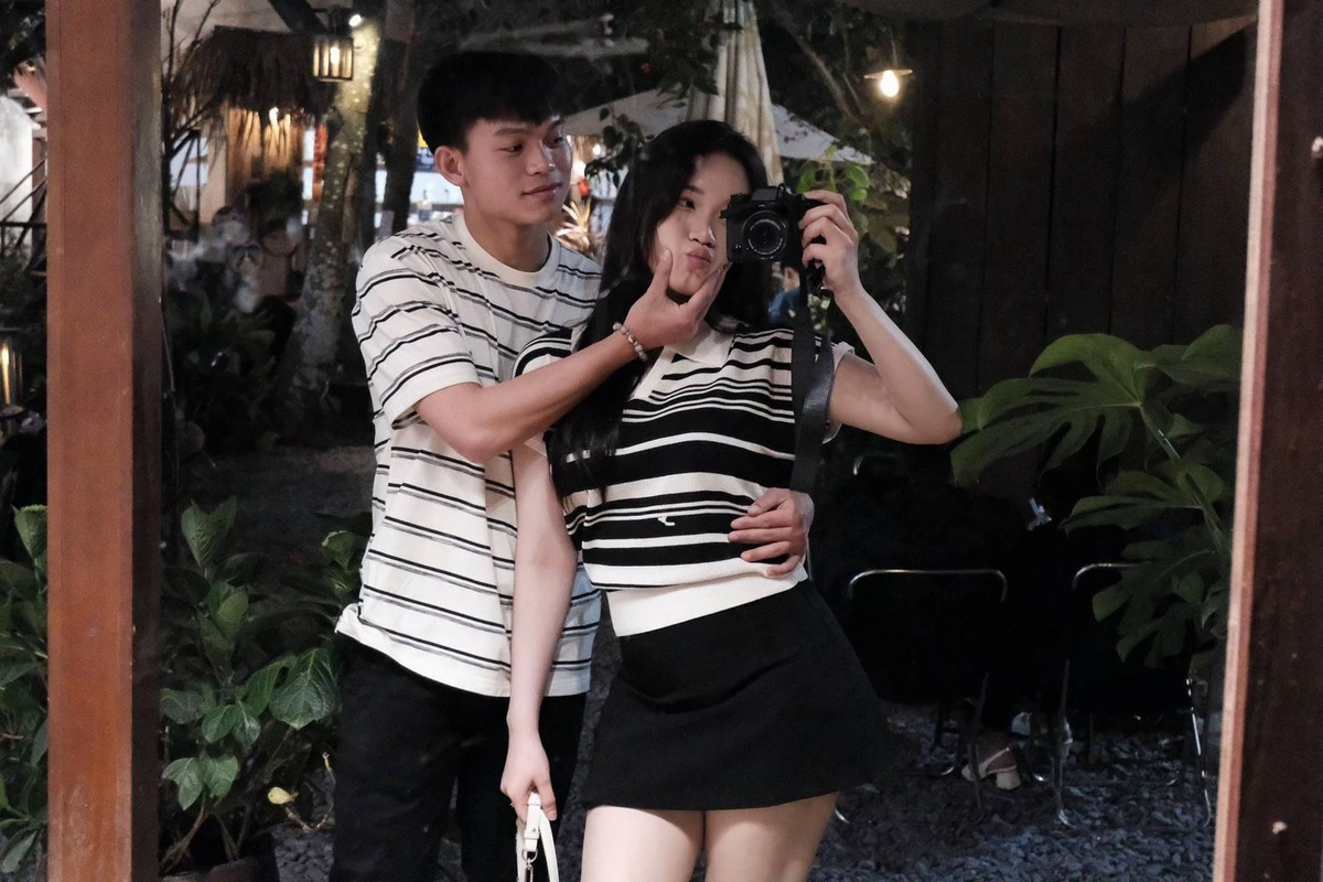 Nửa kia của hậu vệ U23 Việt Nam là Nguyễn Linh, sinh năm 2001, là cựu sinh viên ngành Sư phạm Ngữ văn của Đại học Vinh. Sau khi tốt nghiệp vào năm 2024, cô hiện đang là giáo viên tại một trường THPT ở huyện Nghi Lộc, tỉnh Nghệ An.