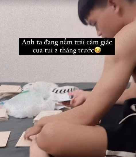 Sau những hình ảnh tại lễ ăn hỏi và lễ cưới diễn ra tại nhà thờ, bức ảnh Hồ Văn Cường cặm cụ ngồi viết từng chiếc thiệp cưới để chuẩn bị mời bạn bè, đồng nghiệp tiếp tục viral trên nền tảng mạng xã hội.