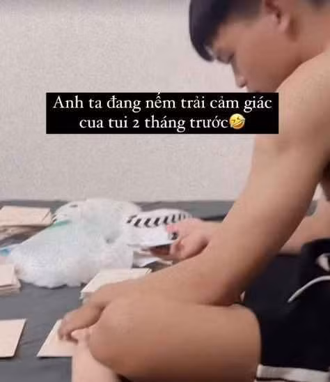 Sau những hình ảnh tại lễ ăn hỏi và lễ cưới diễn ra tại nhà thờ, bức ảnh Hồ Văn Cường cặm cụ ngồi viết từng chiếc thiệp cưới để chuẩn bị mời bạn bè, đồng nghiệp tiếp tục viral trên nền tảng mạng xã hội.