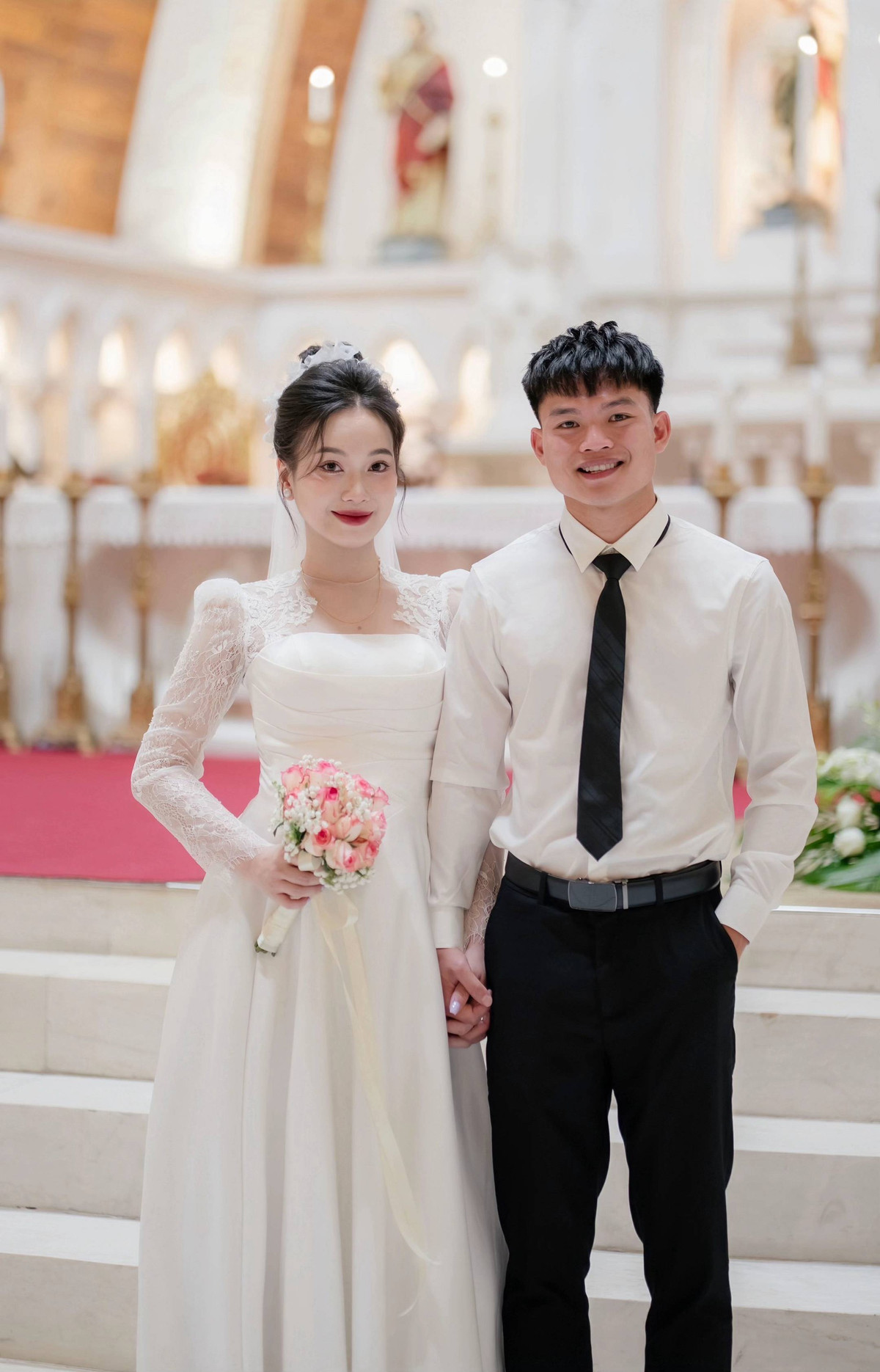 Hình ảnh Hồ Văn Cường ngồi cặm cụi viết thiệp cưới được chính nàng WAG Nguyễn Linh chia sẻ lên mạng xã hội, cô nàng còn trêu đùa chồng mình rằng: "đang nếm trải cảm giác của cô hai tháng trước".