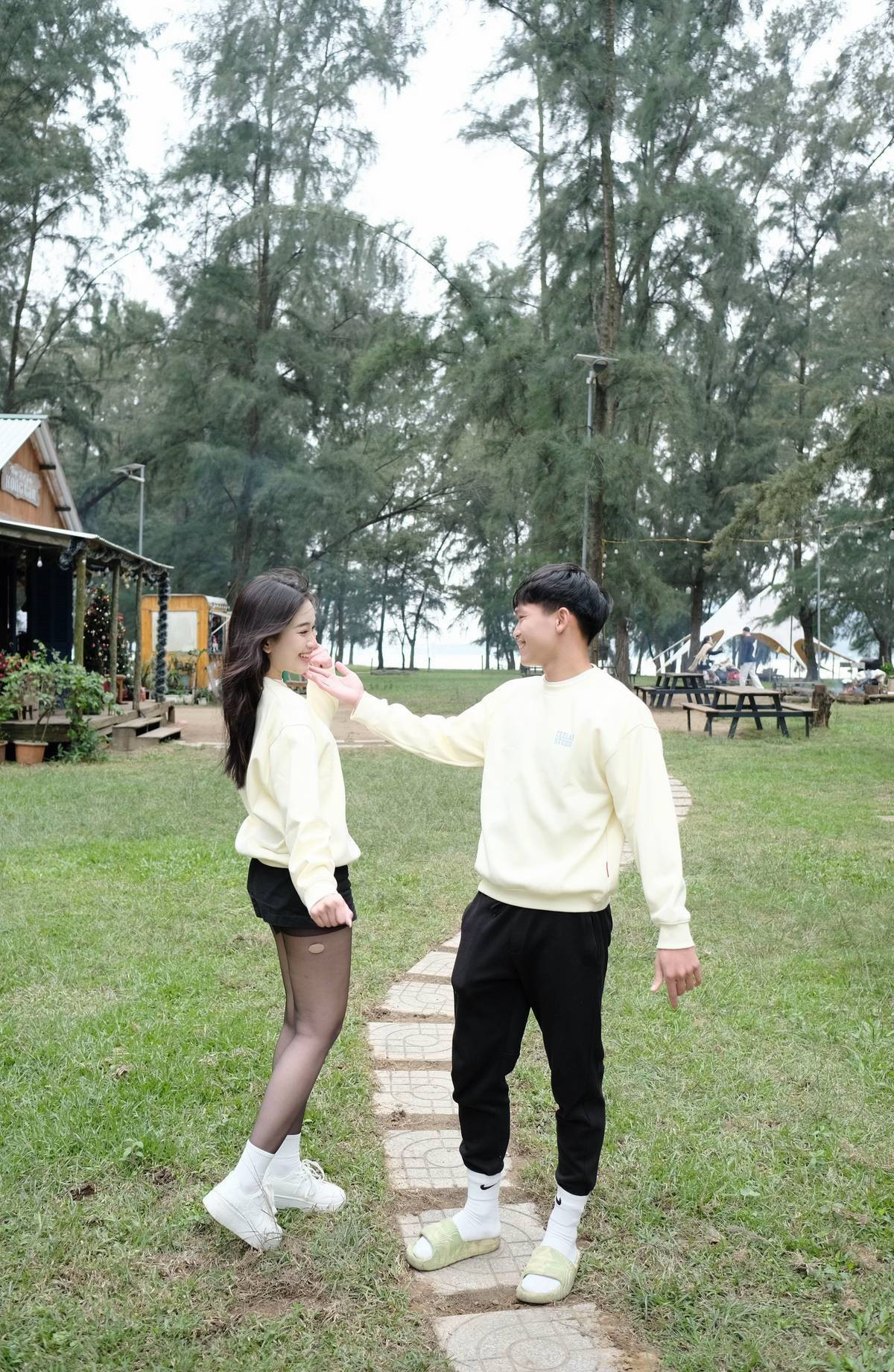 Đám cưới của nam cầu thủ này nhận được nhiều sự quan tâm từ người hâm mộ cũng như cộng đồng mạng, bởi cặp đôi đã gắn bó với nhau trong nhiều năm trước khi "về chung một nhà".