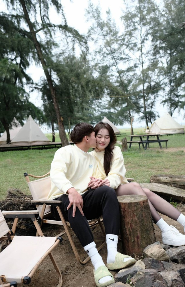 Vào ngày 2/5/2025 vừa qua, cầu thủ Hồ Văn Cường đã chính thức tổ chức lễ cưới với bạn gái lâu năm Nguyễn Linh tại một nhà thờ ở quê nhà Nghệ An.