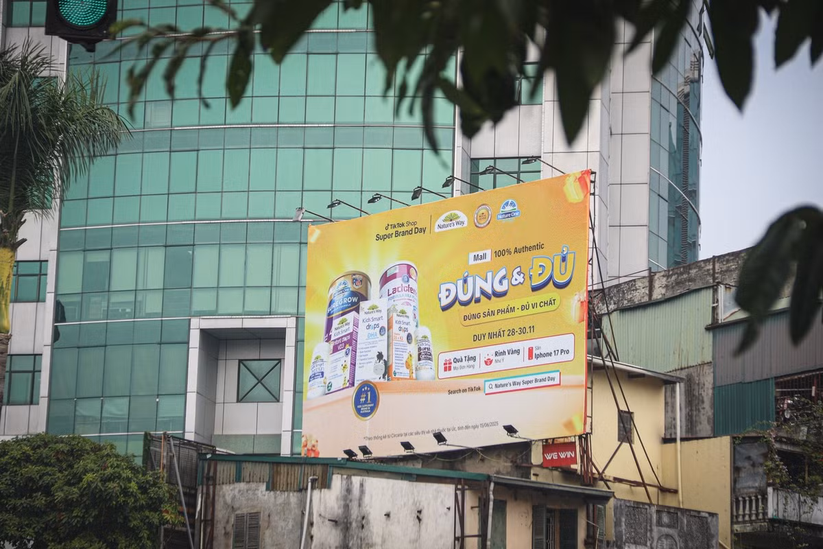 Biển quảng cáo ở các nhà mặt đường có diện tích quá lớn gây khó khăn cho việc thoát hiểm nếu không may hỏa hoạn xảy ra,...