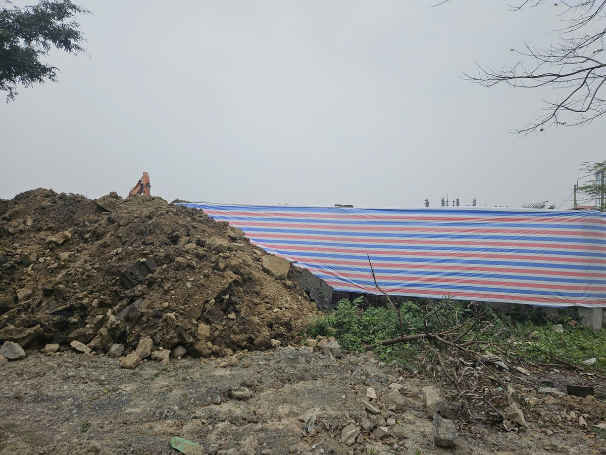 Tấm bạt được che chắn tạm bợ nhằm đối phó với cơ quan chức năng. Ảnh: N.B.