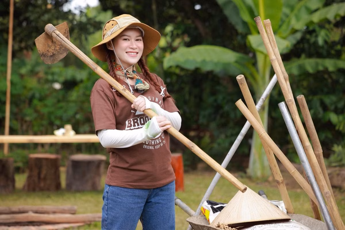 Gần đây nhất, ái nữ gây ấn tượng tại Chị đẹp đạp gió và Gia đình Haha.