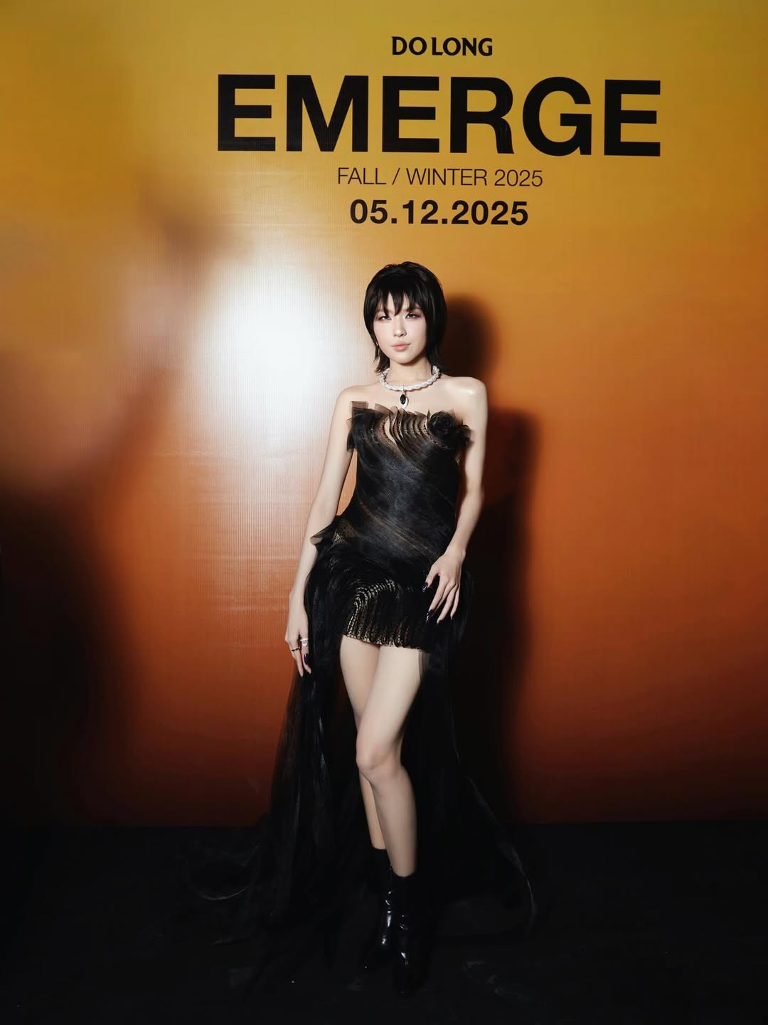 Sở hữu chiều cao 1m65 cùng phong cách biểu diễn lấy cảm hứng từ văn hóa Nhật Bản, Lamoon luôn mang đến diện mạo khác biệt mỗi khi xuất hiện. Cô yêu thích những layout makeup phá cách, kiểu tóc lạ và phong thái trình diễn giàu năng lượng. Hình ảnh trong show thời trang lần này một lần nữa khẳng định sự biến hóa đa dạng và tinh thần thử nghiệm không ngừng của nữ nghệ sĩ 22 tuổi.