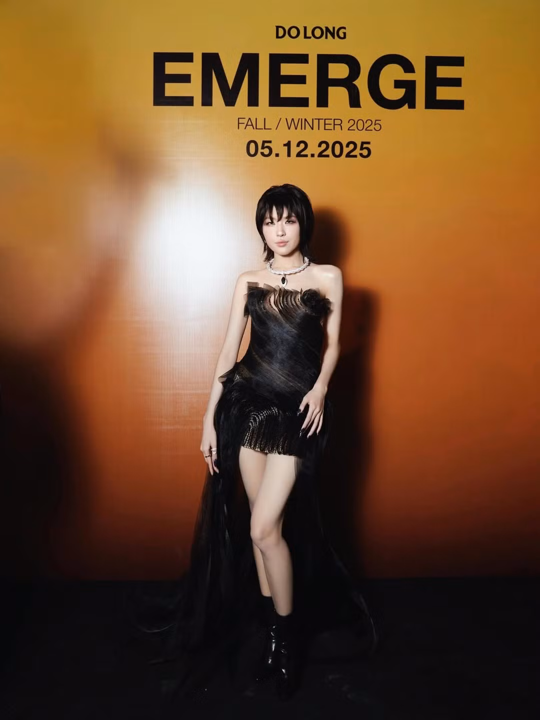 Sở hữu chiều cao 1m65 cùng phong cách biểu diễn lấy cảm hứng từ văn hóa Nhật Bản, Lamoon luôn mang đến diện mạo khác biệt mỗi khi xuất hiện. Cô yêu thích những layout makeup phá cách, kiểu tóc lạ và phong thái trình diễn giàu năng lượng. Hình ảnh trong show thời trang lần này một lần nữa khẳng định sự biến hóa đa dạng và tinh thần thử nghiệm không ngừng của nữ nghệ sĩ 22 tuổi.