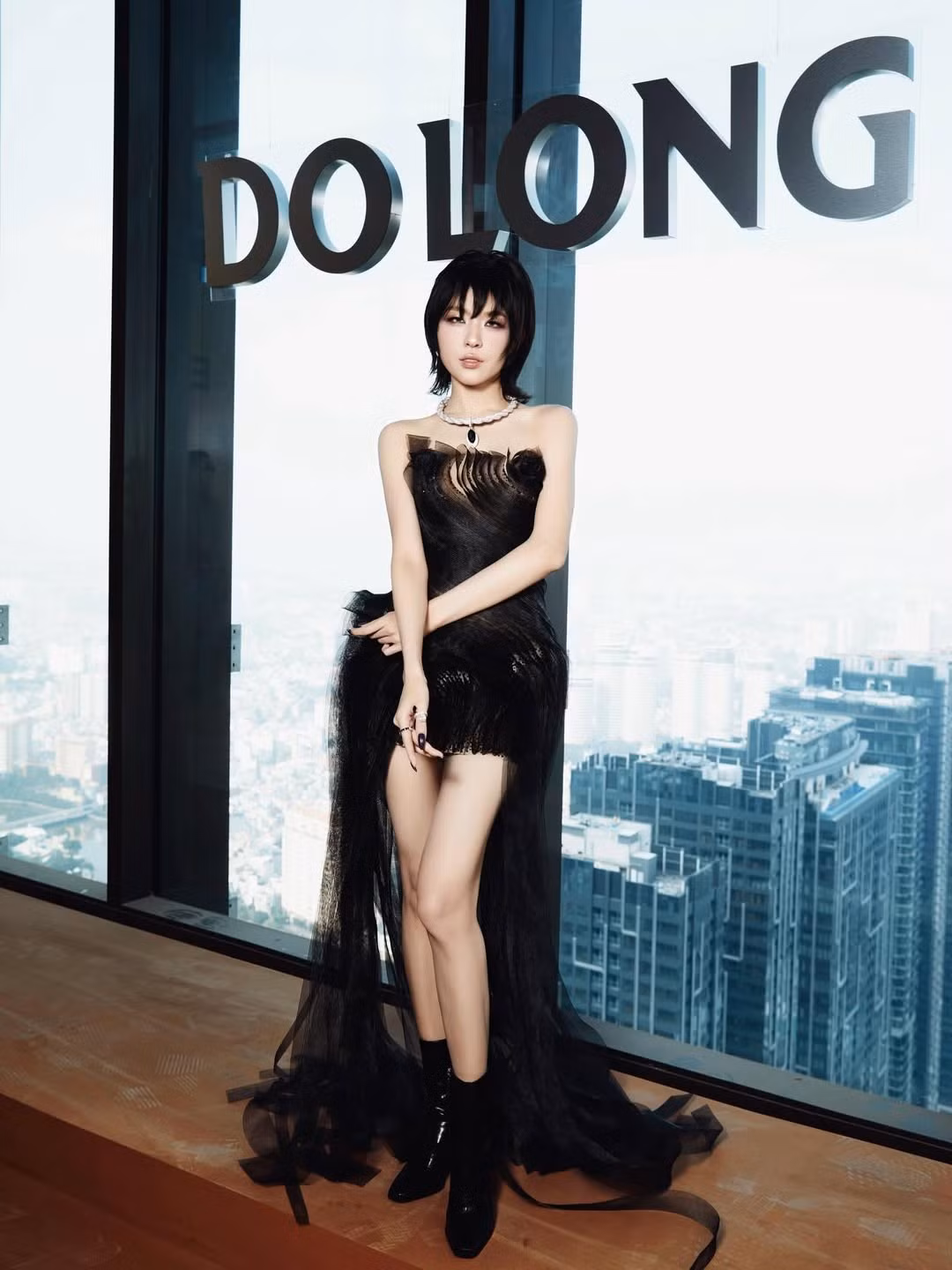 Trước đó, Lamoon từng gây chú ý tại Vietnam Idol 2023 khi lọt vào top 7. Sự đa năng trong âm nhạc – từ pop, hip hop đến dân ca – giúp cô nhanh chóng xây dựng hình ảnh một nghệ sĩ trẻ có màu sắc riêng. Tháng 10/2024, cô ra mắt MV đầu tay “Một mình”, đánh dấu bước chuyển mình chính thức trong sự nghiệp ca hát.