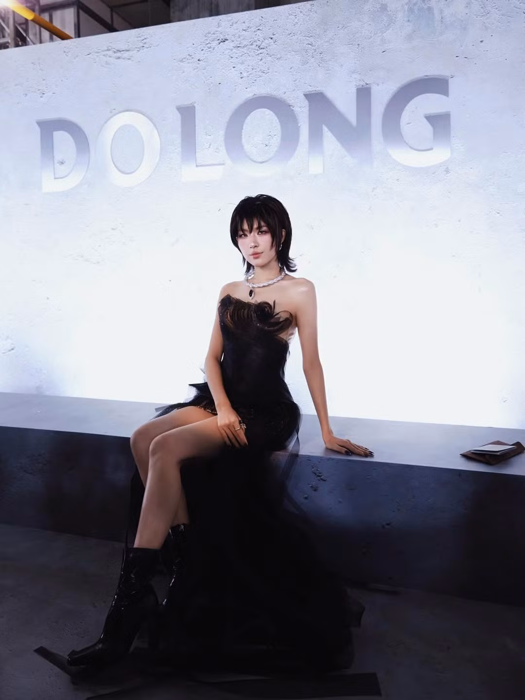 Trong bộ váy đen dáng bất đối xứng, Lamoon toát lên nét đẹp vừa mong manh, vừa lạnh lùng. Chất liệu voan đen được xử lý theo từng lớp mỏng nhẹ ôm lấy cơ thể giúp tạo hiệu ứng thị giác mềm mại nhưng đầy cuốn hút.