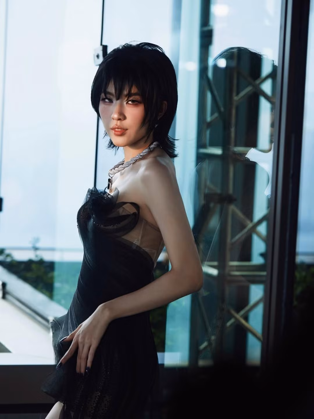 Vẻ đẹp của Lamoon trong loạt ảnh khiến người xem không khỏi ấn tượng bởi gương mặt góc cạnh nhưng mềm mại, được tô điểm bằng lớp makeup sắc nét tập trung ở đôi mắt, tạo nên ánh nhìn quyến rũ và có phần nổi loạn. Làn da sáng mịn nổi bật dưới ánh sáng tự nhiên, tương phản hoàn hảo với sắc đen của trang phục.