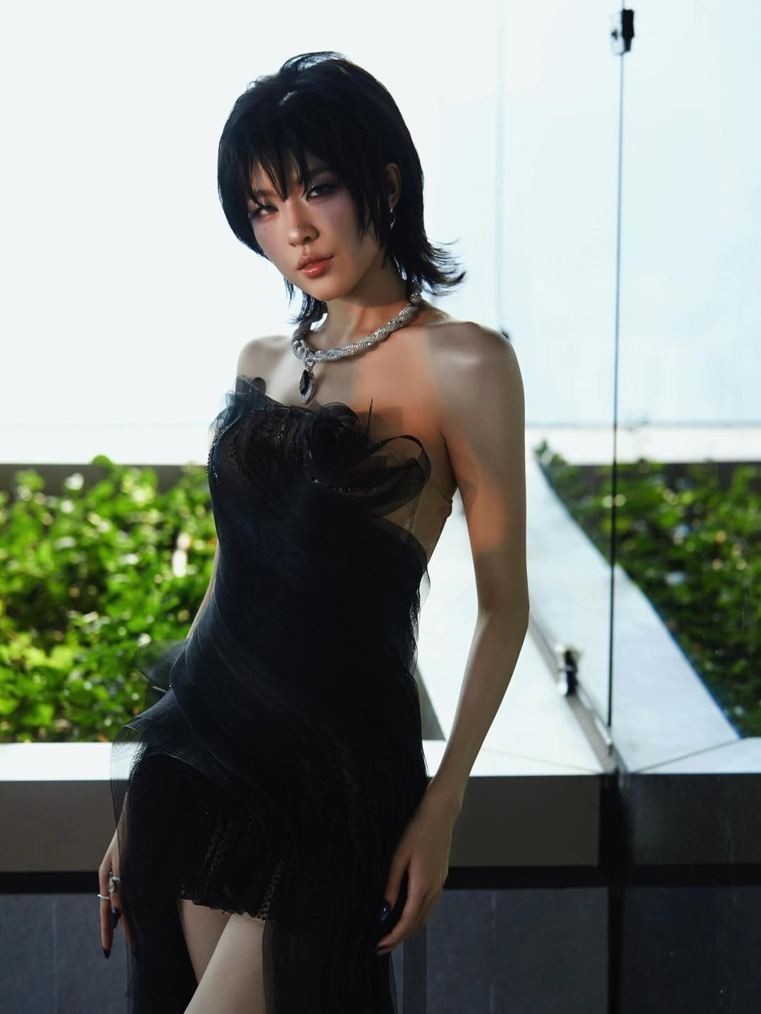 Đường cắt táo bạo ở phần đùi kết hợp cùng cấu trúc váy xoắn nếp nghệ thuật mang lại cảm giác như nữ ca sĩ đang bước ra từ một trang bìa tạp chí thời trang quốc tế.