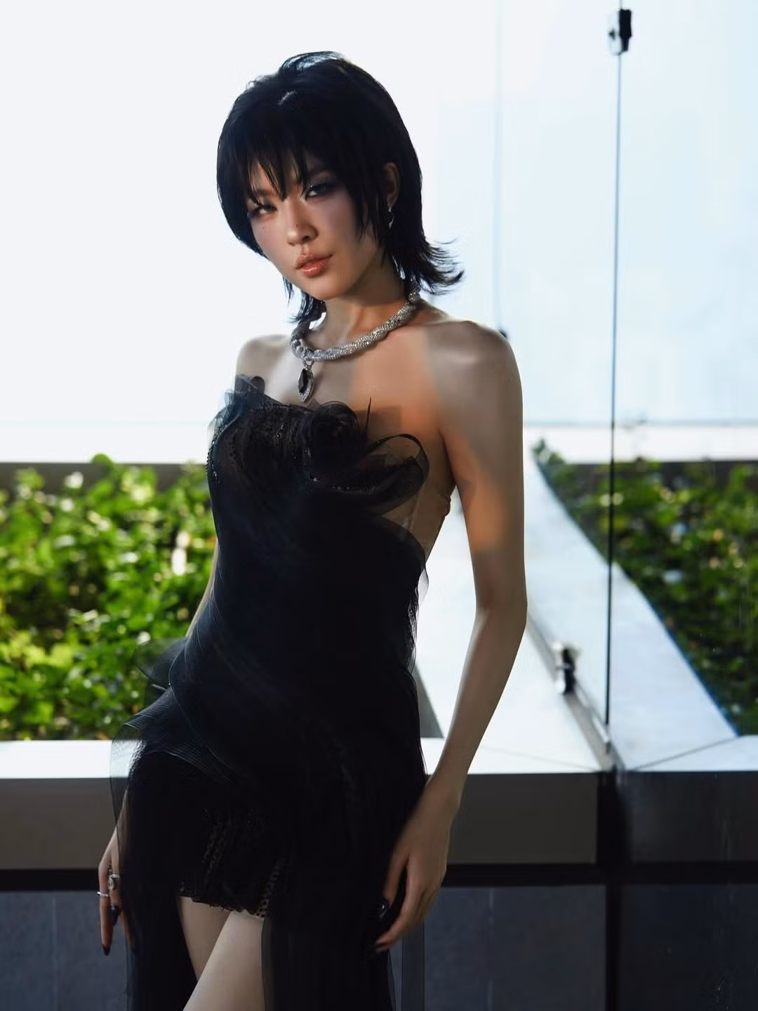 Đường cắt táo bạo ở phần đùi kết hợp cùng cấu trúc váy xoắn nếp nghệ thuật mang lại cảm giác như nữ ca sĩ đang bước ra từ một trang bìa tạp chí thời trang quốc tế.