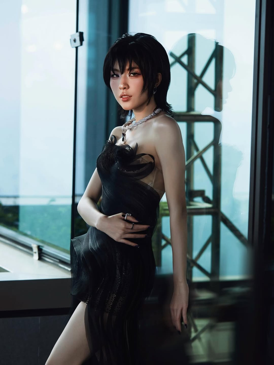 Đặc biệt, mái tóc ngắn layer phong cách Nhật Bản – vốn là thương hiệu cá tính của Lamoon – giúp cô càng thêm nổi bật giữa dàn người mẫu. Bên cạnh đó, trang sức bản lớn, đặc biệt là chiếc dây chuyền đính đá tối màu, khéo léo tạo điểm nhấn quyền lực cho tổng thể.