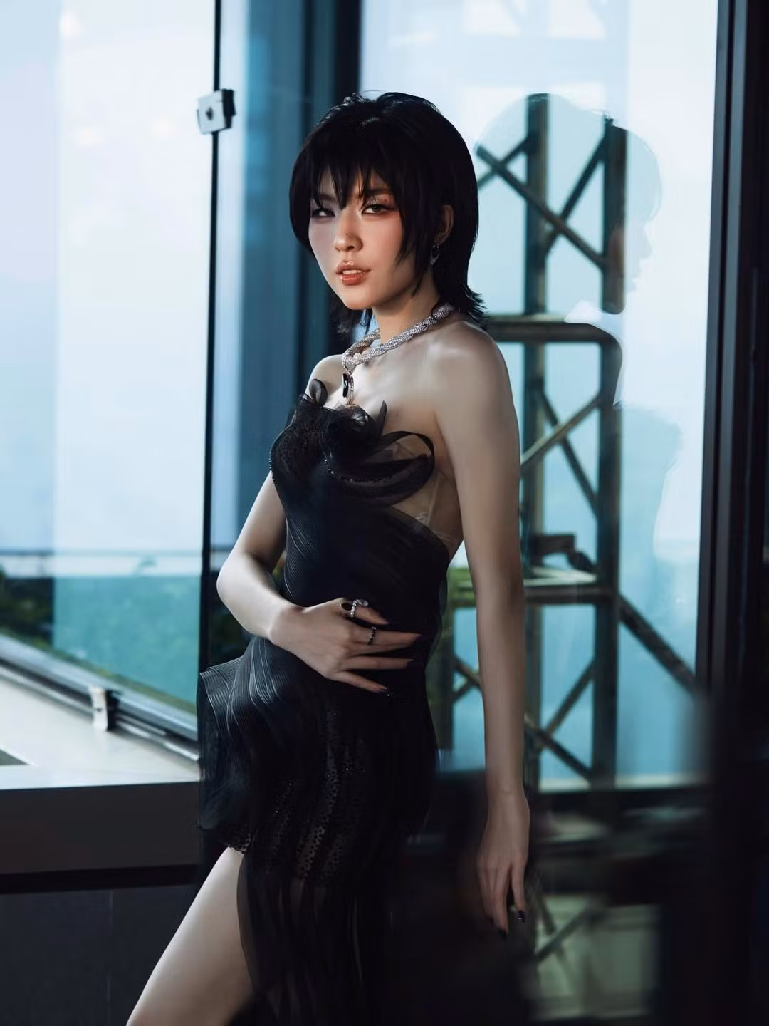 Đặc biệt, mái tóc ngắn layer phong cách Nhật Bản – vốn là thương hiệu cá tính của Lamoon – giúp cô càng thêm nổi bật giữa dàn người mẫu. Bên cạnh đó, trang sức bản lớn, đặc biệt là chiếc dây chuyền đính đá tối màu, khéo léo tạo điểm nhấn quyền lực cho tổng thể.