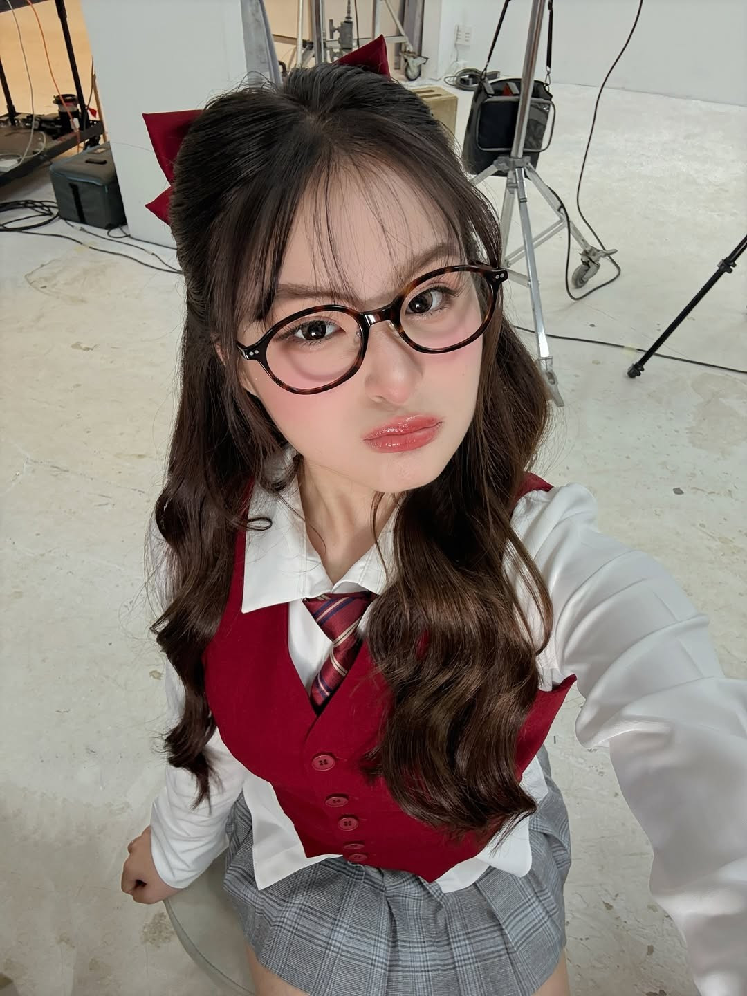 Chao khéo léo kết hợp phụ kiện hàng hiệu, tạo nên sự giao thoa độc đáo giữa nét thanh lịch của học đường và sự đẳng cấp của một rich kid thực thụ.