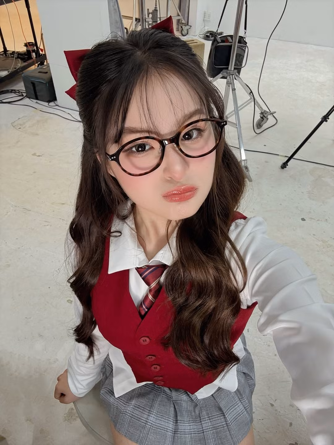 Chao khéo léo kết hợp phụ kiện hàng hiệu, tạo nên sự giao thoa độc đáo giữa nét thanh lịch của học đường và sự đẳng cấp của một rich kid thực thụ.