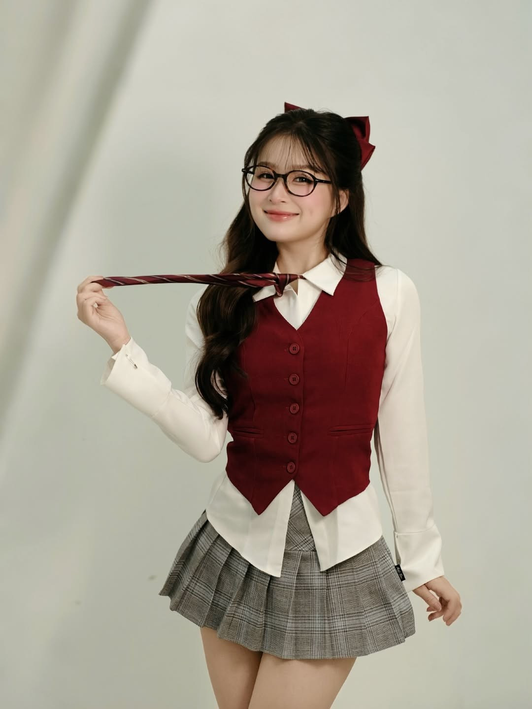 Ánh mắt sắc sảo, bờ môi quyến rũ cùng cách tạo dáng chuyên nghiệp đã biến hóa hình tượng nữ sinh truyền thống trở nên vô cùng hiện đại và táo bạo.