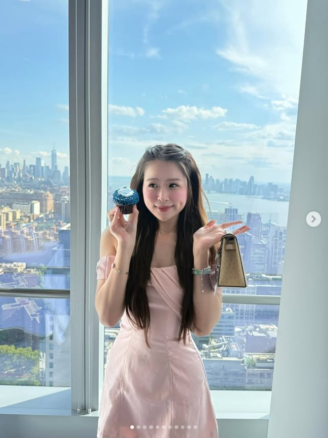 Nhiều người bày tỏ sự bất ngờ và thích thú trước khả năng biến hóa đa dạng của cô: "Đúng là CHAOS, luôn biết cách khiến mọi người phải trầm trồ!", "Nữ sinh gì mà quyến rũ, sang chảnh thế này?", "Concept độc đáo, chất chơi quá!".