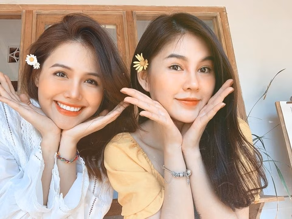 Cả hai thường xuyên dành thời gian đi du lịch, chia sẻ những khoảnh khắc đời thường, hay như tại sự kiện lần này, họ luôn kè kè bên nhau, thể hiện sự quan tâm và thân thiết.