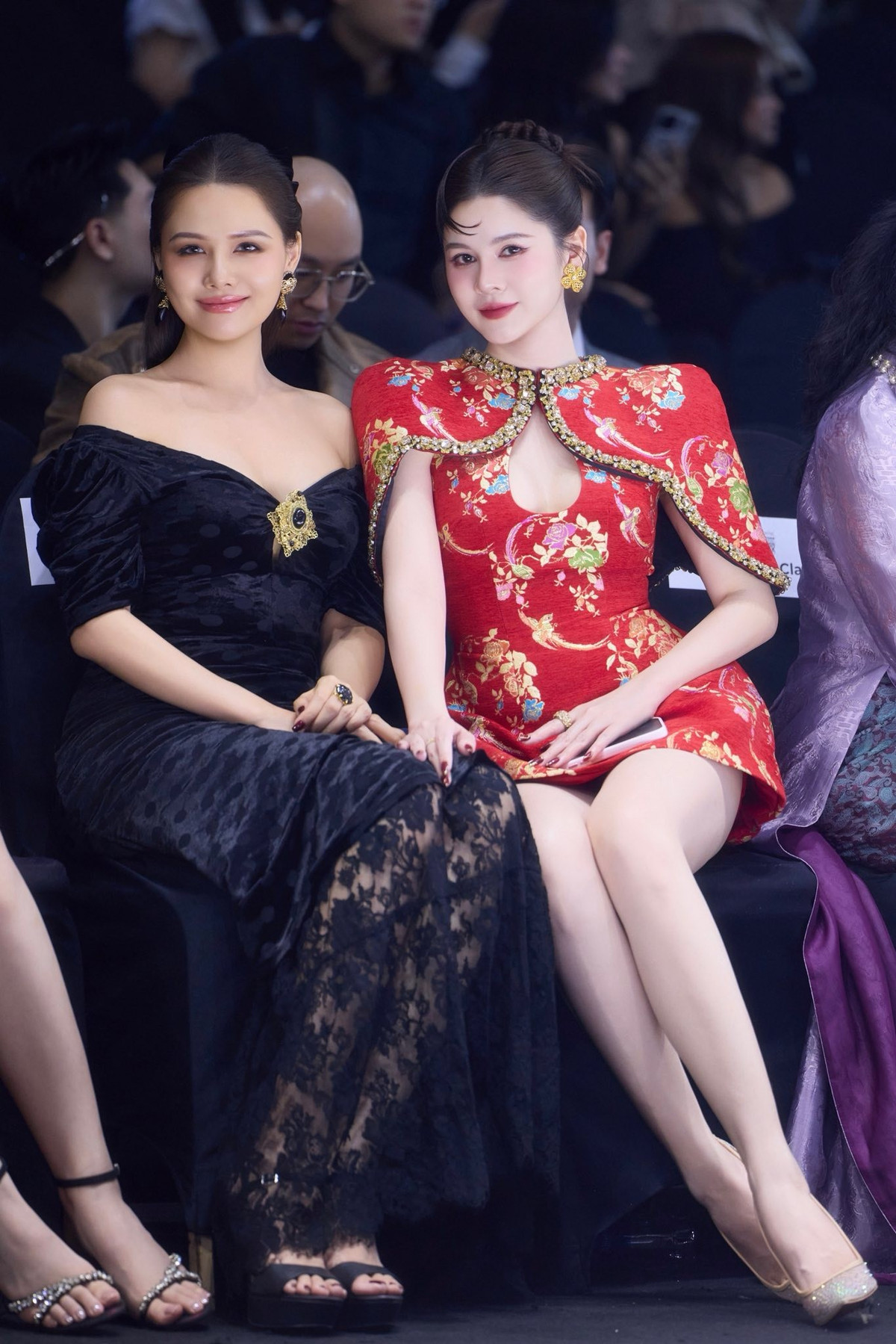 Tối qua, sự kiện Tuần lễ Thời trang Quốc tế Việt Nam (Vietnam International Fashion Week) đã chứng kiến màn đọ sắc "cực gắt" của cặp bạn thân nổi tiếng: nữ MC Vũ Thu Hoài và diễn viên Lê Phương Anh (Phanh Lee).