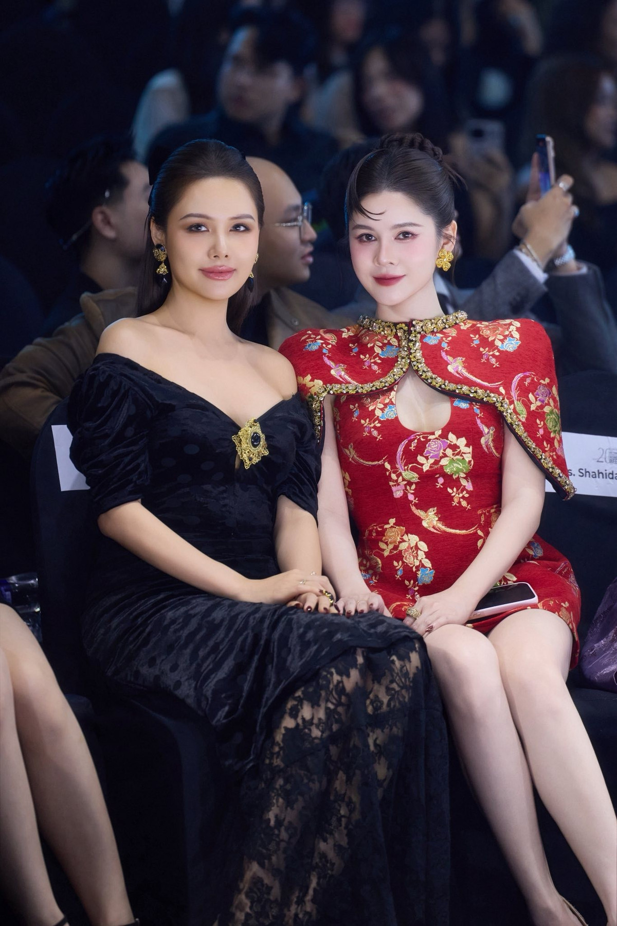 Hai người đẹp không chỉ gây chú ý với phong cách thời trang đối lập đầy cá tính mà còn bởi nhan sắc rạng rỡ, cuốn hút khi cùng nhau xuất hiện trên thảm đỏ và hàng ghế đầu.