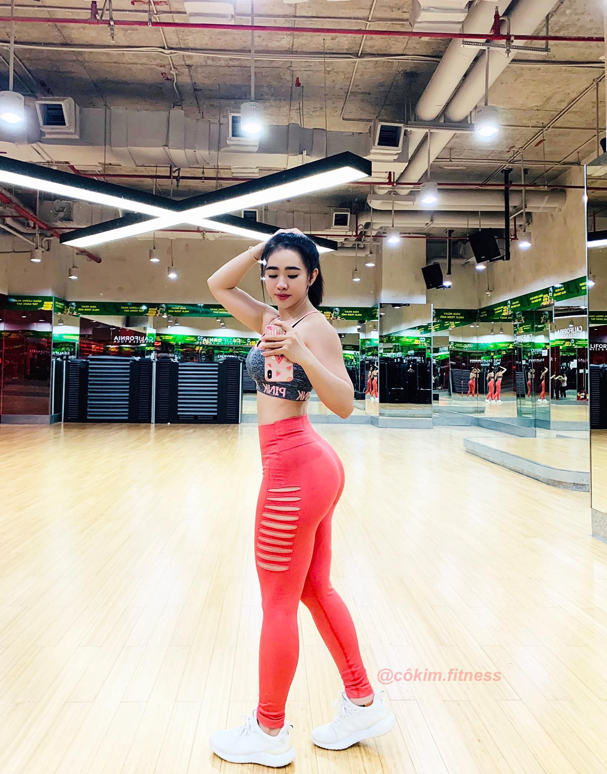 Kim Nguyên từng gây chú ý khi clip hơn 1 phút ghi lại cảnh một cô gái sỡ hữu vòng 3 "khủng" diện đồ thể thao đang cưỡi chiếc xe mô tô phân phối lớn Z1000 nổi bật trên đường phố đông đúc.