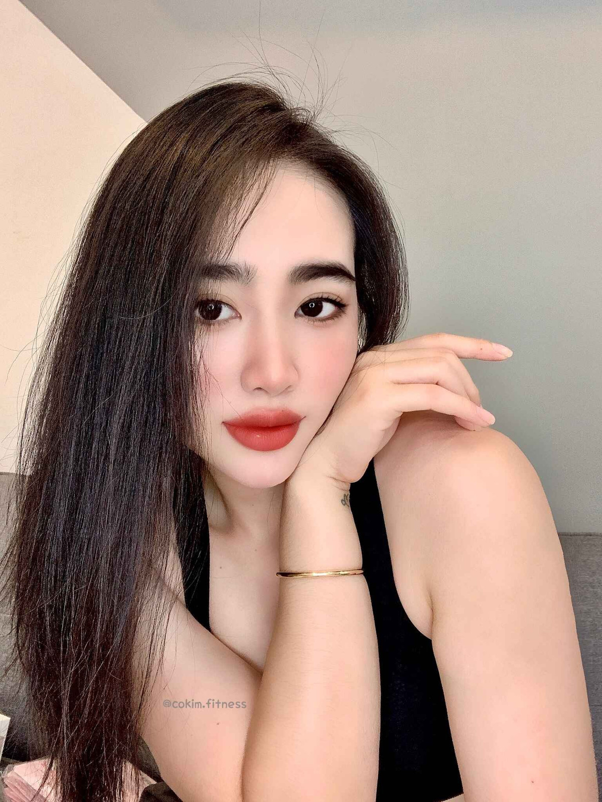 Nếu Huyền Trân gây chú ý vì số đo chuẩn chỉnh, thì Nguyễn Kim Nguyên lại nổi tiếng nhờ vòng 3 dao động từ 96 đến 101 cm.