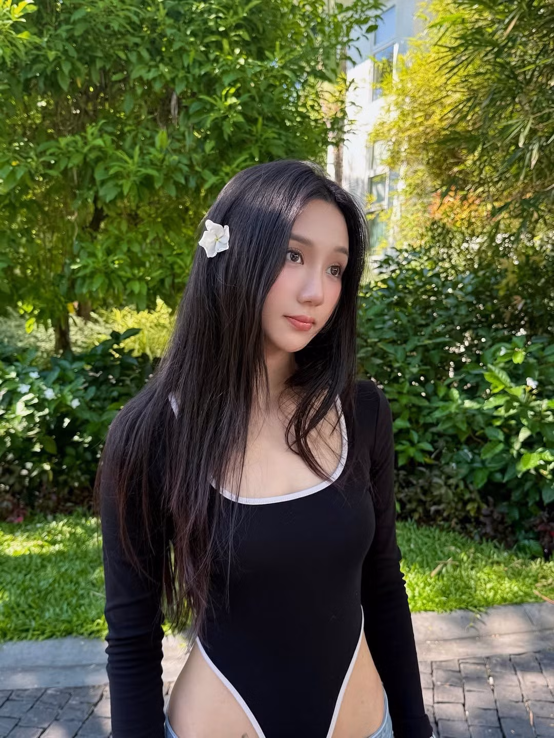 Những trang phục này không chỉ đơn thuần là quần áo, mà còn là cách Mina Young thể hiện cá tính mạnh mẽ, không muốn bị đóng khung trong bất kỳ hình tượng nào. Cô sử dụng thời trang như một công cụ để thể hiện sự tự tin của mình.