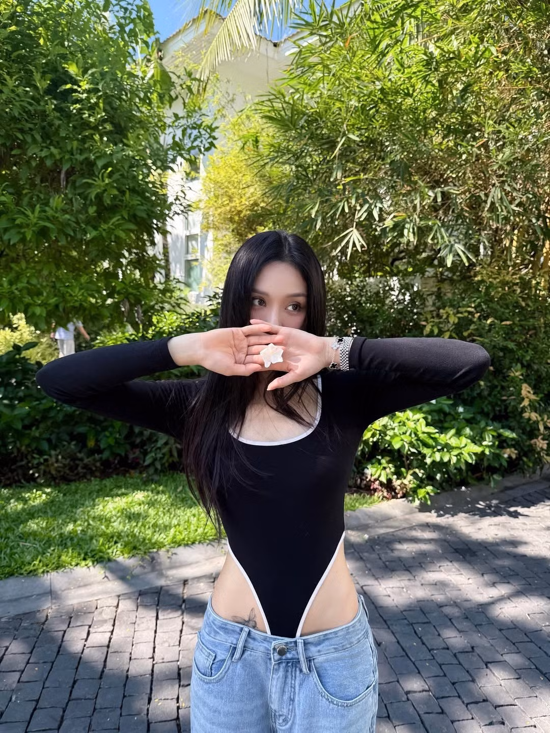 Bên cạnh phom rộng, Mina Young cũng thường chọn những thiết kế có điểm nhấn cắt xẻ hoặc đường nét sáng tạo. Đây là những chi tiết làm nổi bật tinh thần phá cách, hiện đại của người mặc.