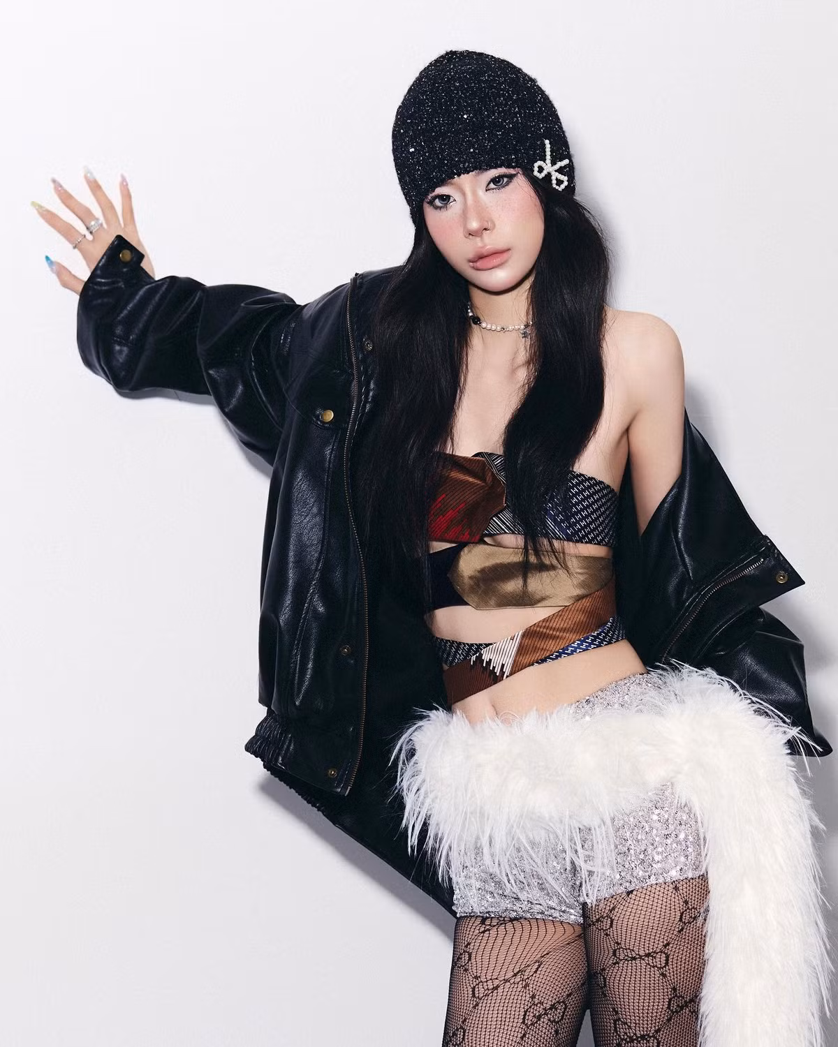 The Bank và MisThy công khai hẹn hò vào tháng 8/2022 nhưng thực tế đã gắn bó 7 năm. Cả hai quen nhau từ một bài viết “thả thính” trên mạng xã hội, chỉ từ vài bình luận vui nhưng lại trở thành câu chuyện tình đẹp khiến cộng đồng mạng thích thú.