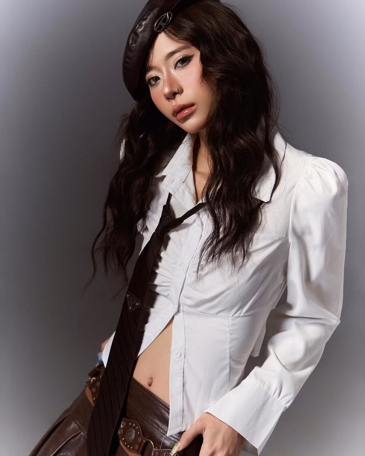 The Bank có khả năng biến hóa linh hoạt từ style đường phố bụi bặm đến phong cách nữ tính hoặc sang trọng. Cô thường xuyên lọt top hot search mỗi khi đăng ảnh bởi: