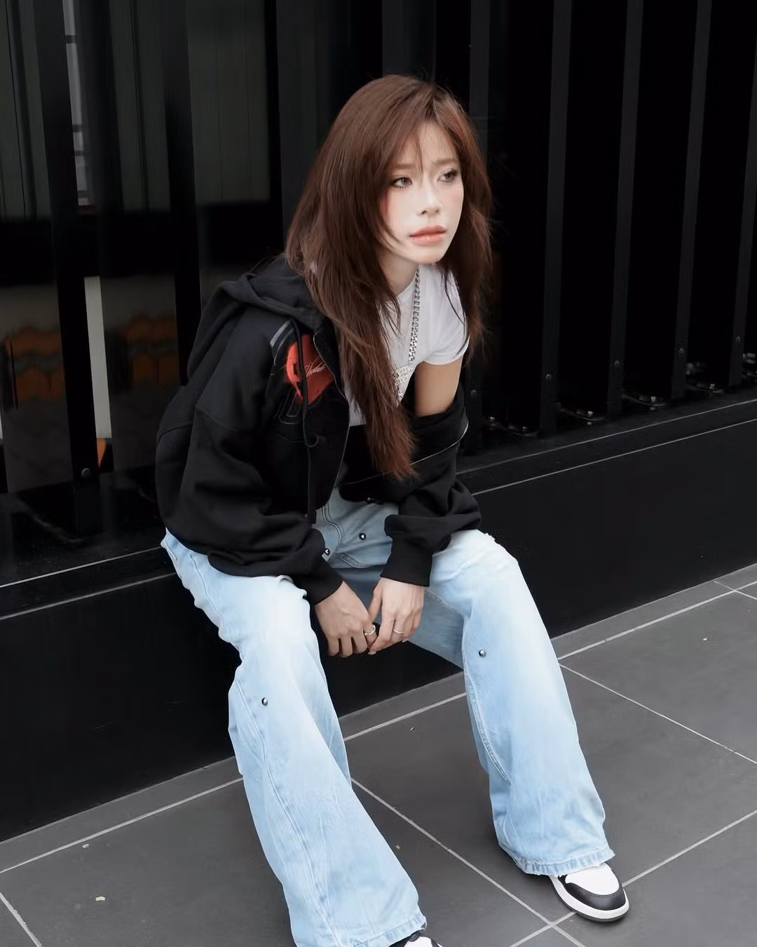 Dưới ánh sáng tự nhiên, làn da mịn và biểu cảm lạnh lùng của gái xinh này càng làm tổng thể thêm phần cuốn hút.