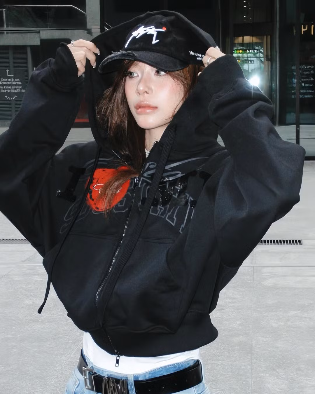 Trong loạt ảnh street style lần này, The Bank diện áo thun trắng ôm sát kết hợp hoodie đen dáng rộng, tạo hiệu ứng tương phản đầy bắt mắt. Mái tóc nhuộm nâu rối nhẹ, buông tự nhiên giúp tôn lên gương mặt sắc sảo với đôi mắt to, sống mũi cao và nét trang điểm nhẹ nhàng nhưng vẫn cực “ăn hình”.