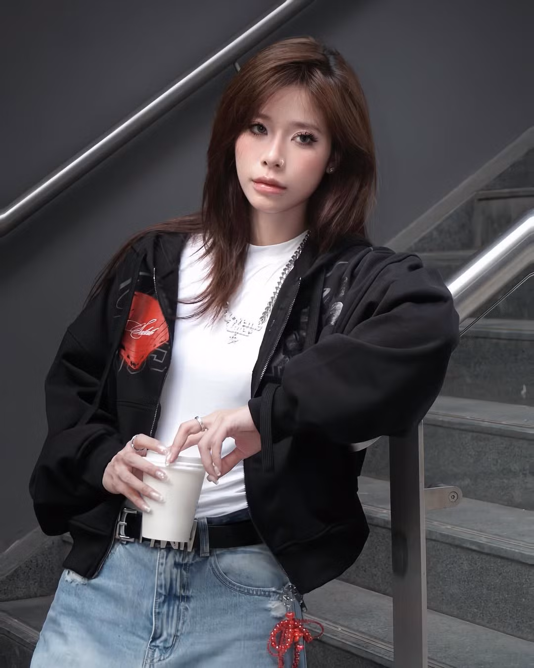 Khi đội mũ lưỡi trai và kéo mũ hoodie lên, The Bank trông ngầu đúng kiểu fashionista đường phố: cá tính, độc lập và cực kỳ tự tin.