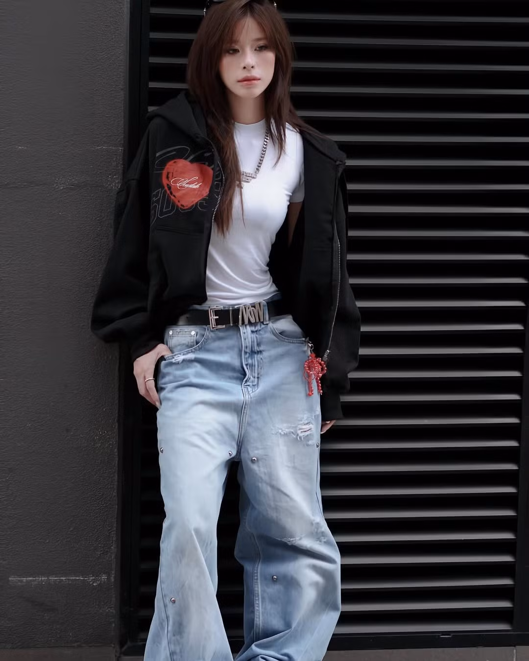 Outfit denim rộng, giày thể thao và thắt lưng bản lớn khiến cô mang vibe tomboy hiện đại nhưng không đánh mất nét nữ tính mềm mại vốn có.