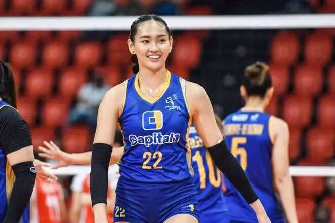 Trên trang cá nhân, tay đập của đội tuyển Philippines chia sẻ khoảnh khắc hạnh phúc lên nhận thưởng được nhiều đồng đội ghi lại.