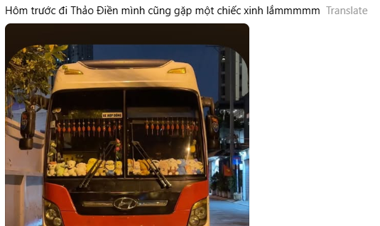 Cư dân ở TP.HCM cũng &quot;hơn thua&quot;, khoe những chiếc xe buýt hoặc xe khách &quot;xinh yêu&quot; với nguyên dàn gấu bông ở cửa trước.