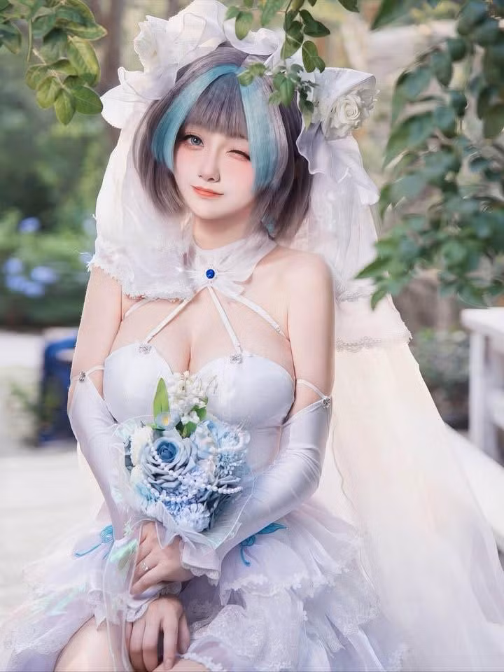 Nhưng thực tế, sức hút mạnh nhất lại đến từ cách Shuzi tôn lên vòng 1 đầy đặn và đường nét cơ thể mềm mại, tạo nên cảm giác "bùng nổ thị giác" mà vẫn giữ được tinh thần thẩm mỹ.