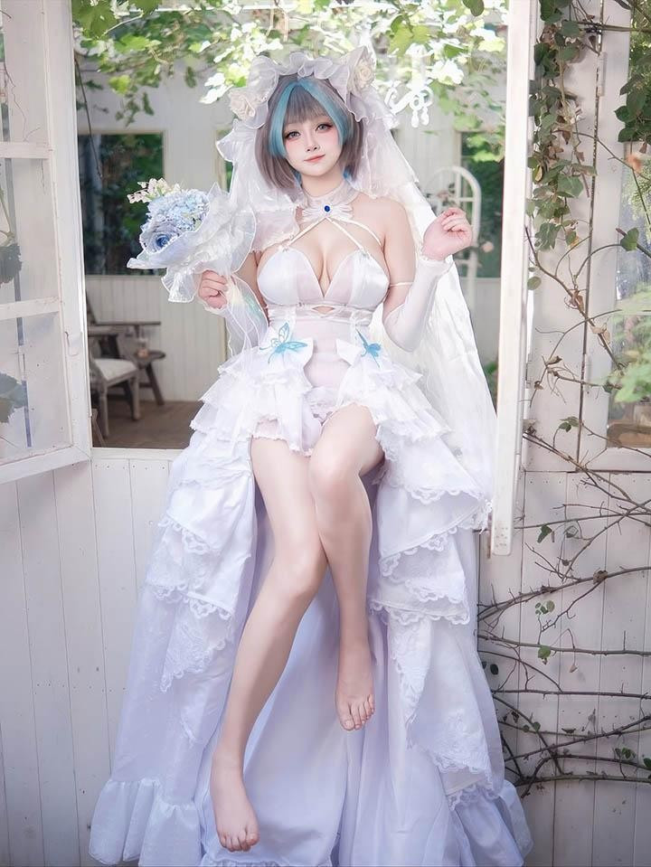 Sự kết hợp này tạo nên một tổng thể vừa trong trẻo, vừa gợi cảm đến mức "đốn tim" người xem ngay từ ánh nhìn đầu tiên. Nếu chỉ nhìn qua, người ta có thể gọi đây là một bộ ảnh cô dâu lãng mạn.