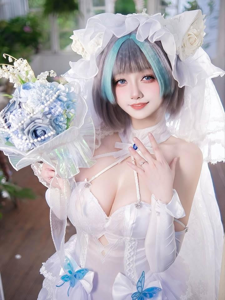 Nói đến Shuzi, điều gây ấn tượng không chỉ ở hình thể quyến rũ mà còn ở khả năng kiểm soát biểu cảm. Cô thường chọn ánh mắt dịu, nụ cười khẽ, và lối tạo dáng thiên về cảm giác tự nhiên.