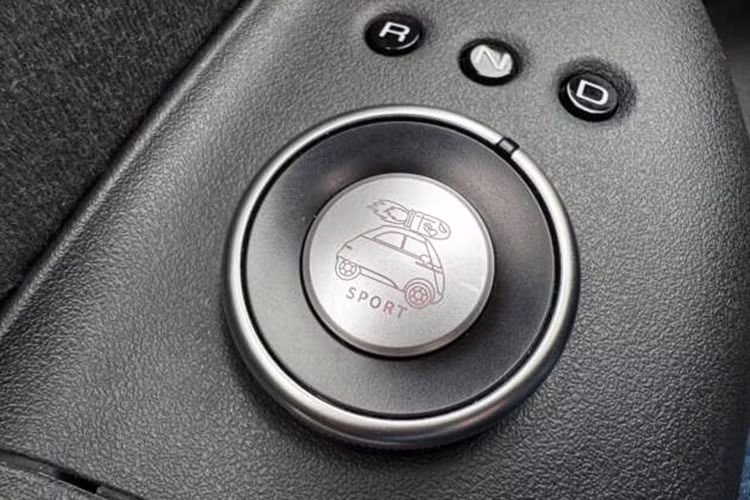 Xe điện Microlino 2.0 siêu nhỏ sẽ không có hệ thống giải trí, thay vào đó là thanh nhôm đa năng cho phép người dùng gắn điện thoại hoặc các loại loa Bluetooth. Chi tiết này cũng được sử dụng làm tay nắm để đóng cửa.